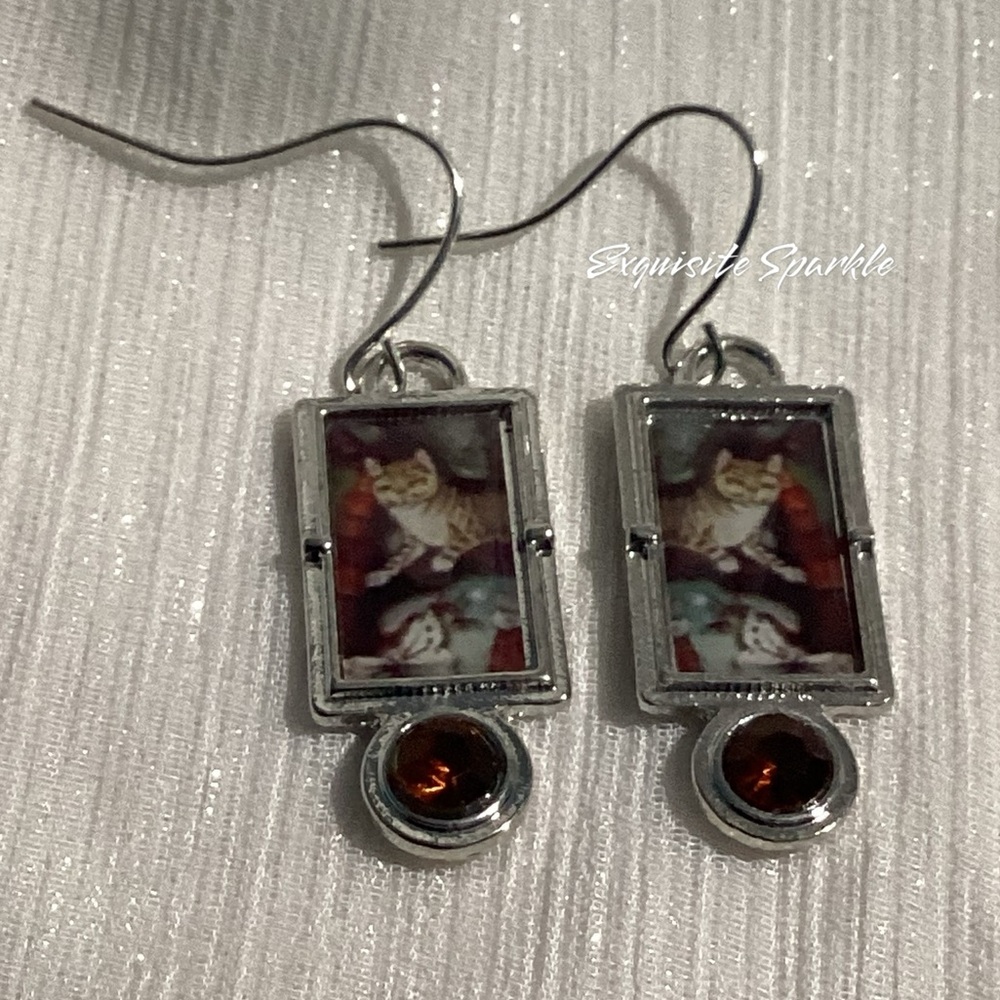 😸SilverTone Antique Style Cat Portrait Hook Drop Earrings
